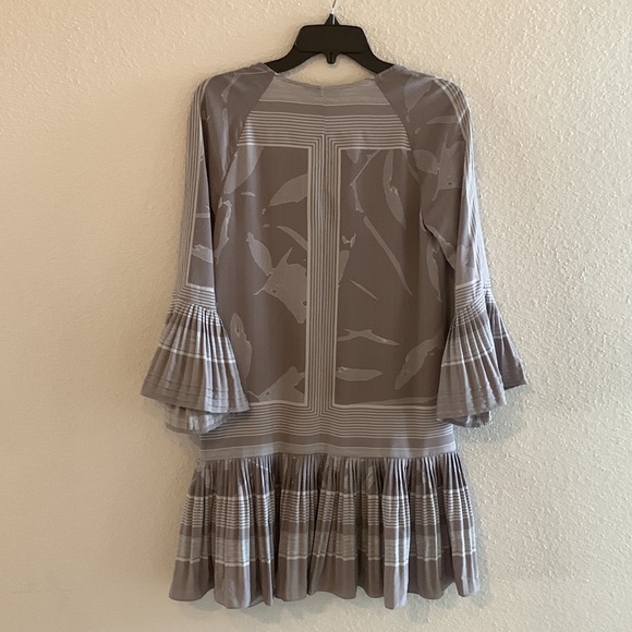 Halston Heritage Dk Grey& Lt Grey printed V- neck drop waist dress. Size XS. New - Picture 3 of 10